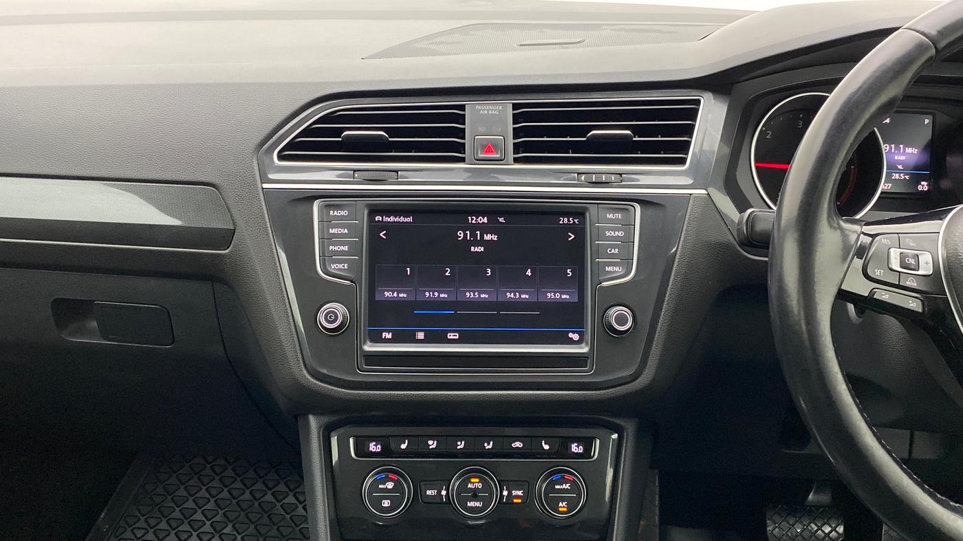 2017 Volkswagen TIGUAN HIGHLINE TDI AT, Diesel, Automatic, 1,19,427 km, Air Conditioner