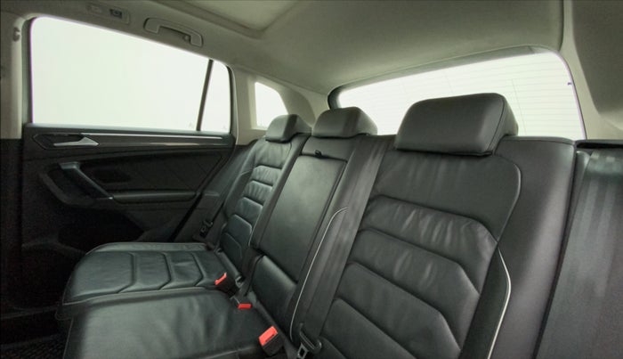 2017 Volkswagen TIGUAN HIGHLINE TDI AT, Diesel, Automatic, 1,19,427 km, Right Side Rear Door Cabin