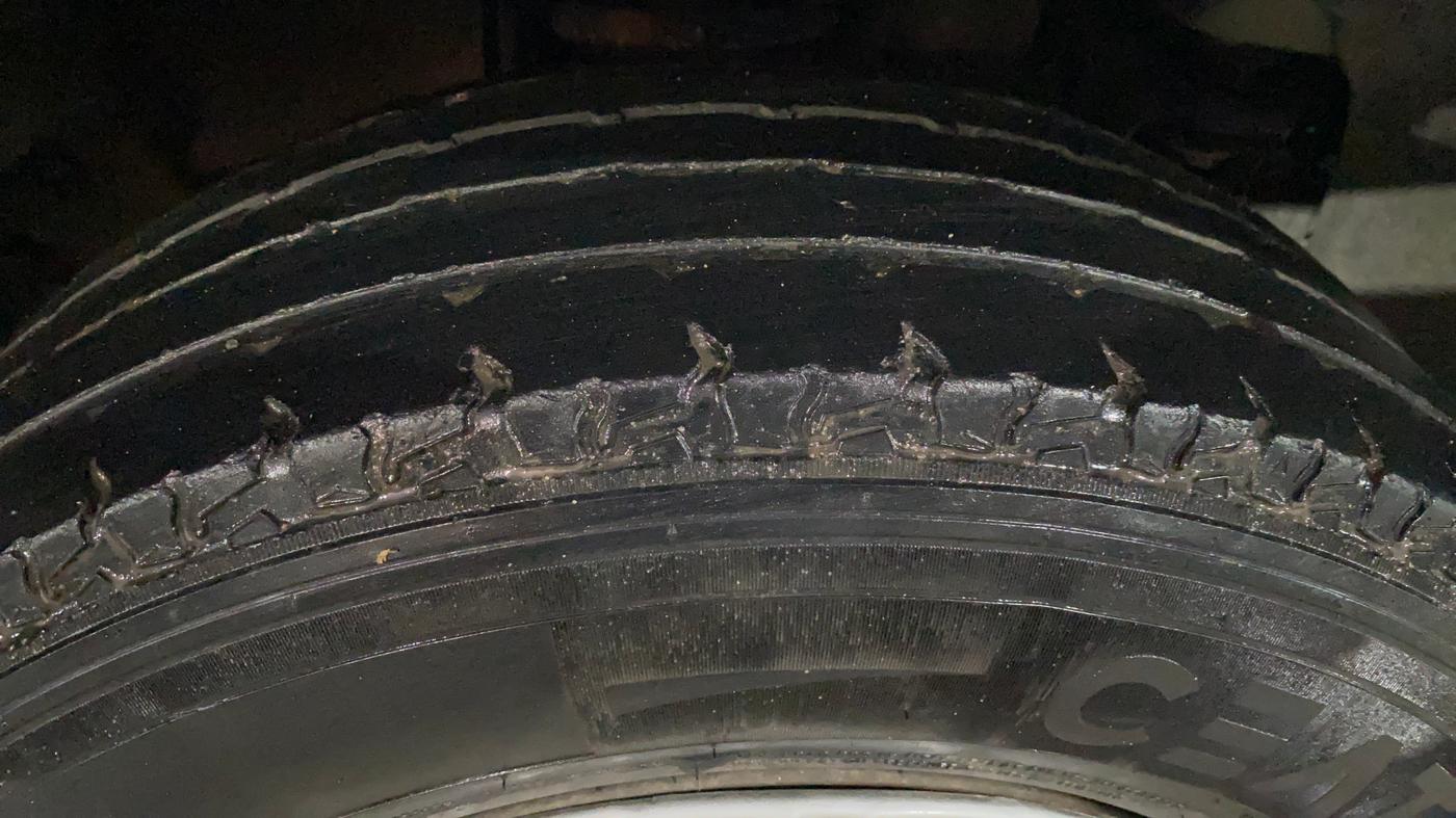2017 Mahindra TUV300 T6, Diesel, Manual, 20,374 km, Right Front Tyre Tread