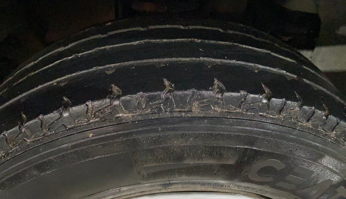 2017 Mahindra TUV300 T6, Diesel, Manual, 20,374 km, Right Front Tyre Tread