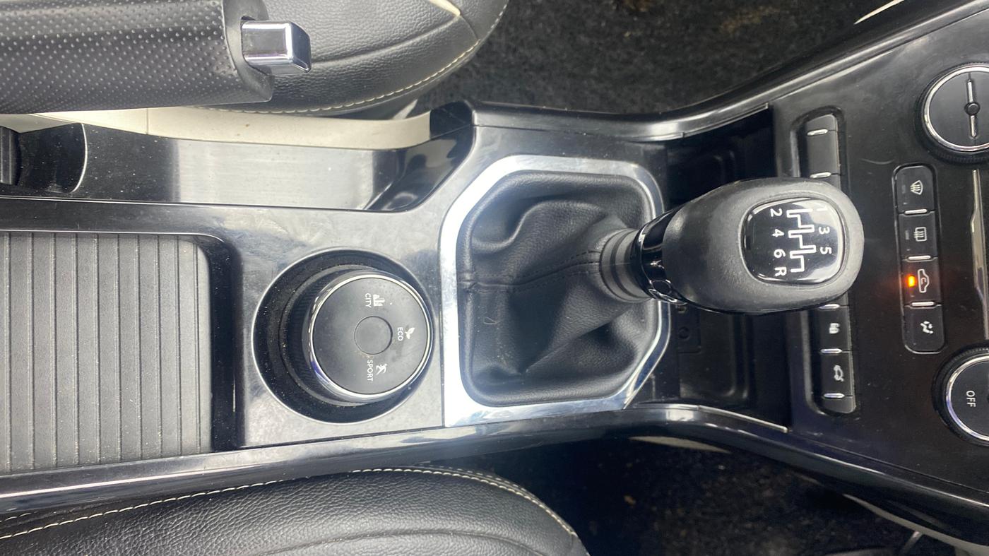 2021 Tata NEXON XZ PLUS DIESEL SUNROOF, Diesel, Manual, 1,06,442 km, Gear Lever
