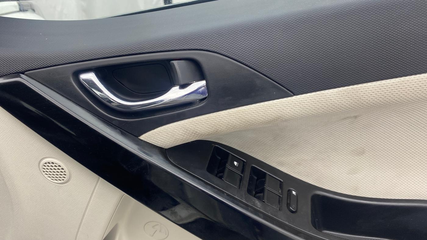 2021 Tata NEXON XZ PLUS DIESEL SUNROOF, Diesel, Manual, 1,06,442 km, Driver Side Door Panels Control
