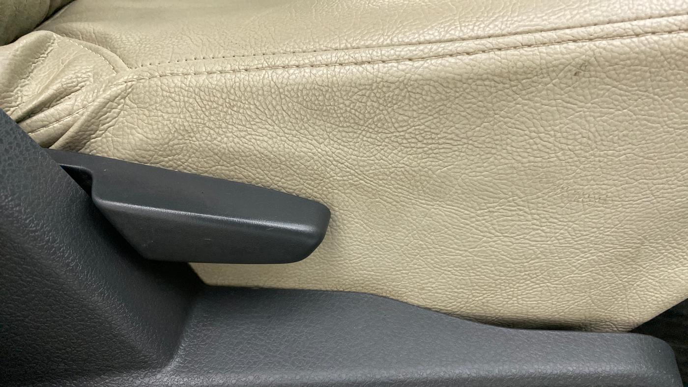 2014 Nissan Terrano XV 110 DIESEL, Diesel, Manual, 77,666 km, Driver Side Adjustment Panel