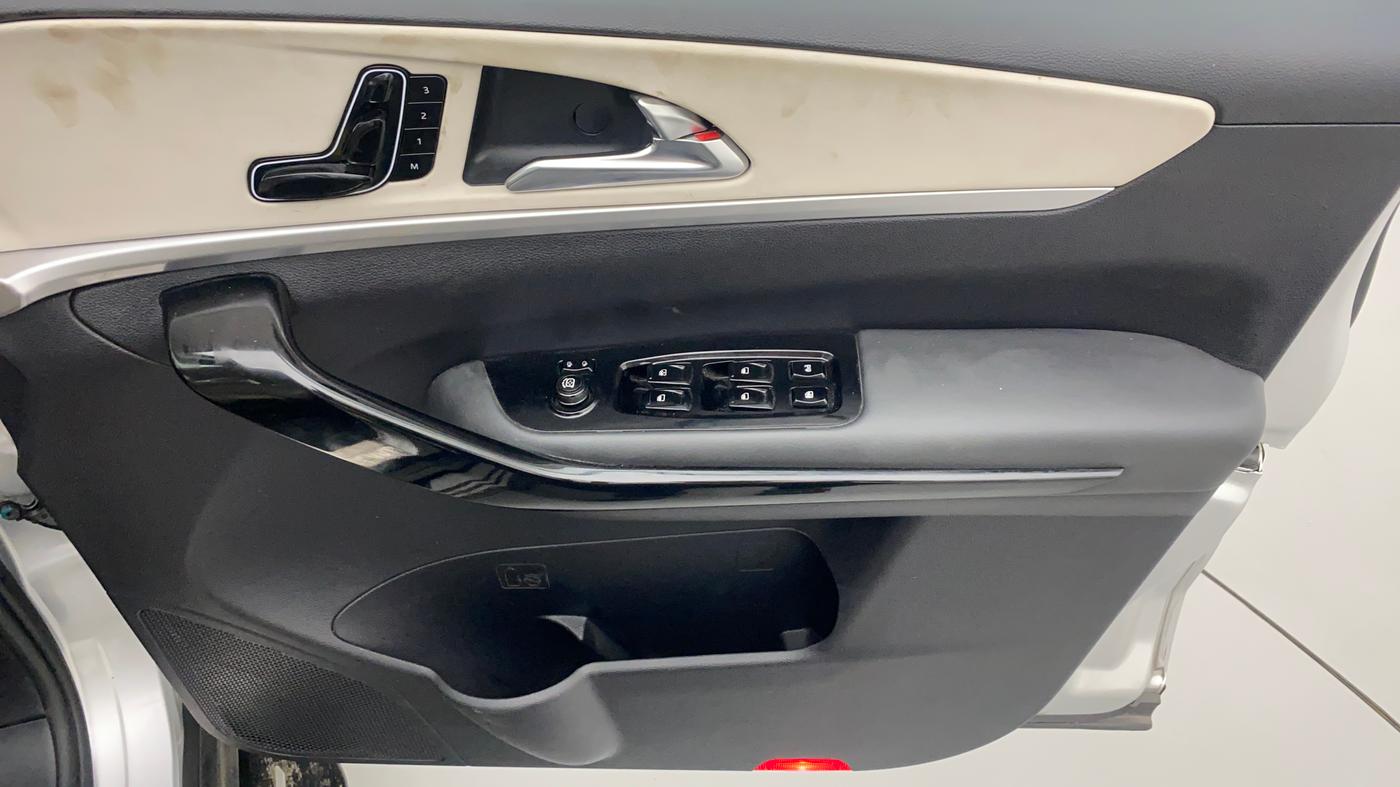 2022 Mahindra XUV700 AX 7 LUXURY D AWD AT 7 STR, Diesel, Automatic, 16,532 km, Driver Side Door Panels Control