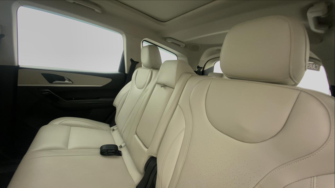 2022 Mahindra XUV700 AX 7 LUXURY D AWD AT 7 STR, Diesel, Automatic, 16,532 km, Right Side Rear Door Cabin