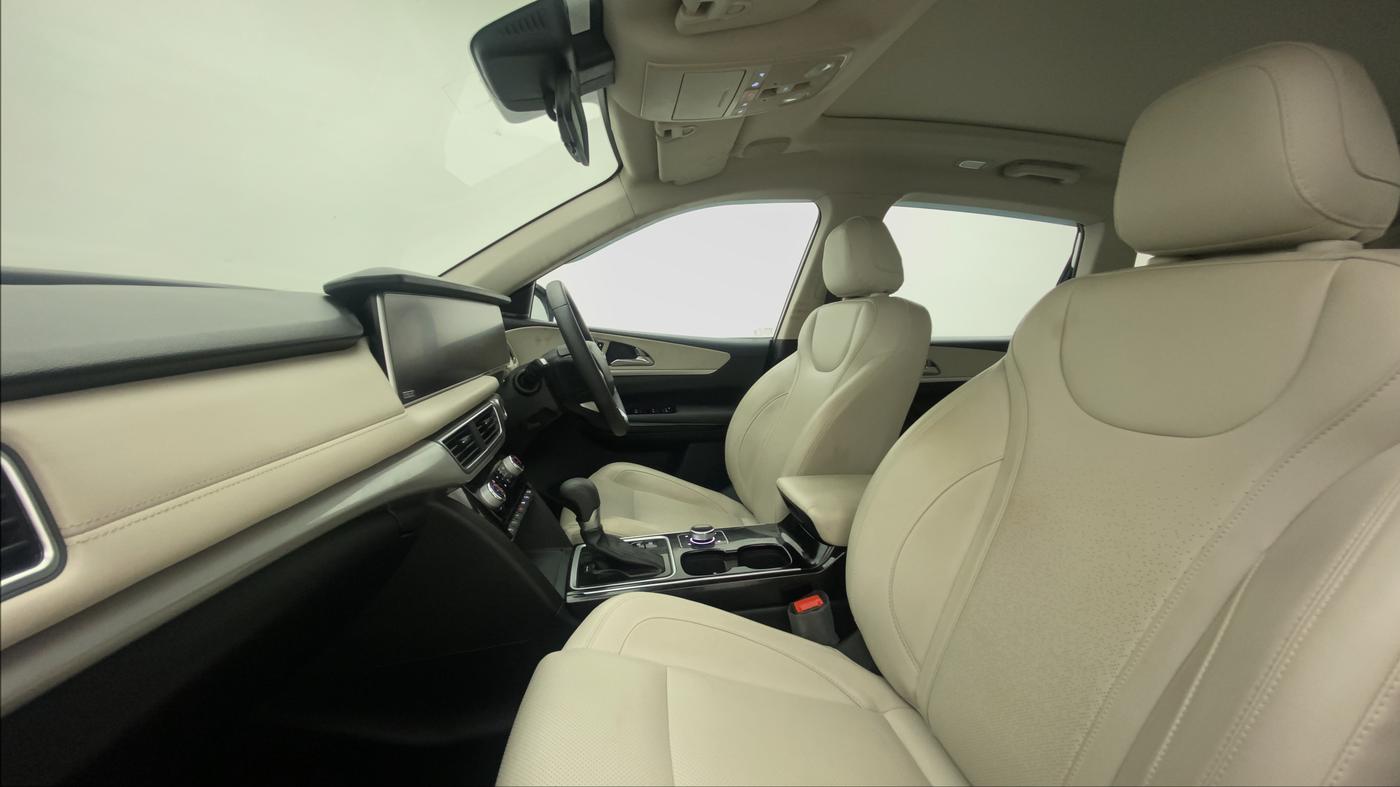 2022 Mahindra XUV700 AX 7 LUXURY D AWD AT 7 STR, Diesel, Automatic, 16,532 km, Right Side Front Door Cabin
