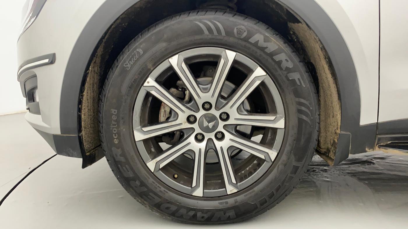 2022 Mahindra XUV700 AX 7 LUXURY D AWD AT 7 STR, Diesel, Automatic, 16,532 km, Left Front Wheel