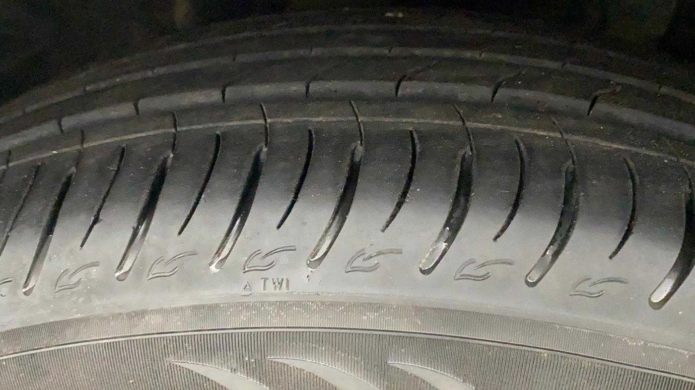 2022 Mahindra XUV700 AX 7 LUXURY D AWD AT 7 STR, Diesel, Automatic, 16,532 km, Left Front Tyre Tread