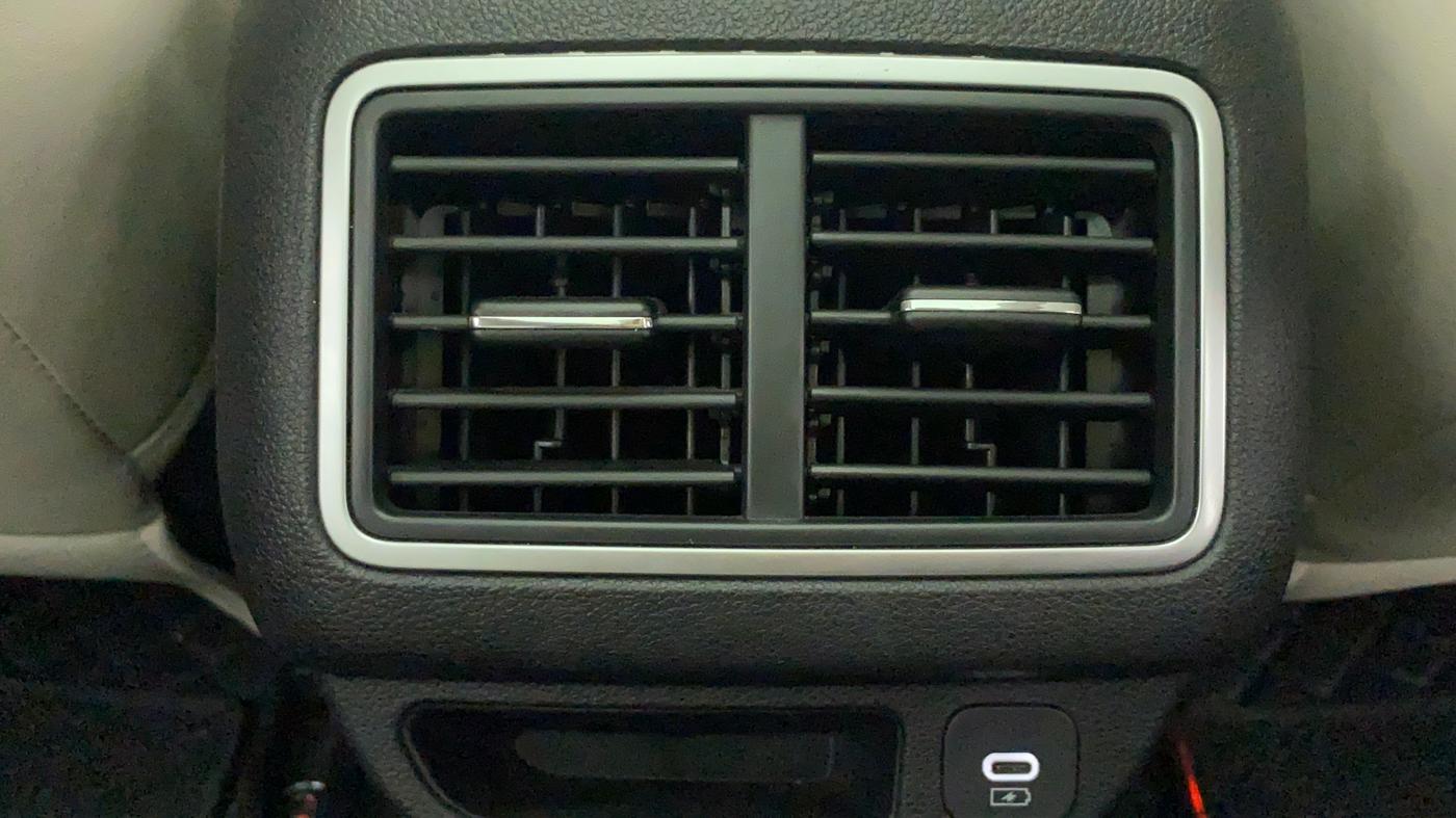 2022 Mahindra XUV700 AX 7 LUXURY D AWD AT 7 STR, Diesel, Automatic, 16,532 km, Rear AC Vents