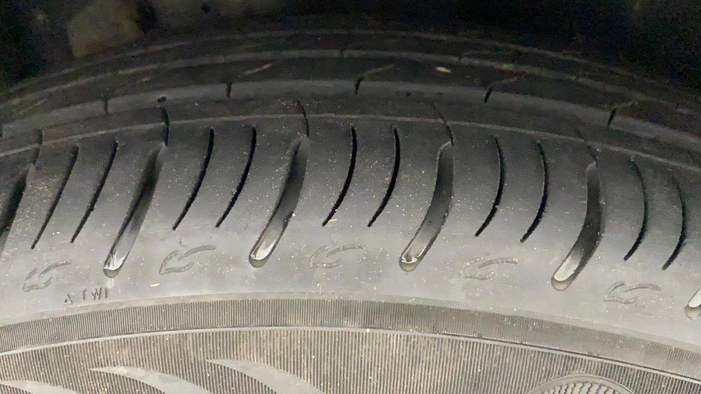 2022 Mahindra XUV700 AX 7 LUXURY D AWD AT 7 STR, Diesel, Automatic, 16,532 km, Right Front Tyre Tread