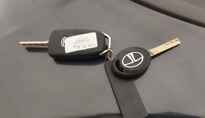 2019 Tata NEXON XM DIESEL, Diesel, Manual, 77,365 km, Key Close Up