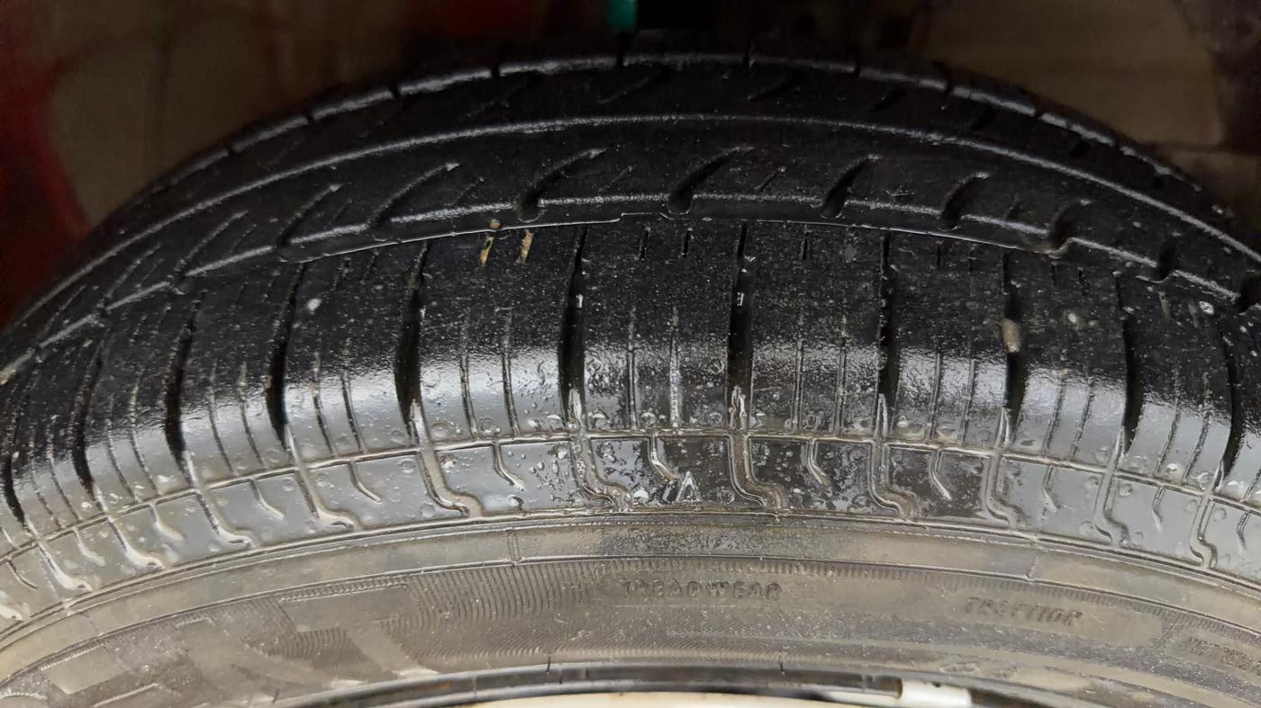 2021 Maruti Swift VXI, CNG, Manual, 62,963 km, Right Front Tyre Tread