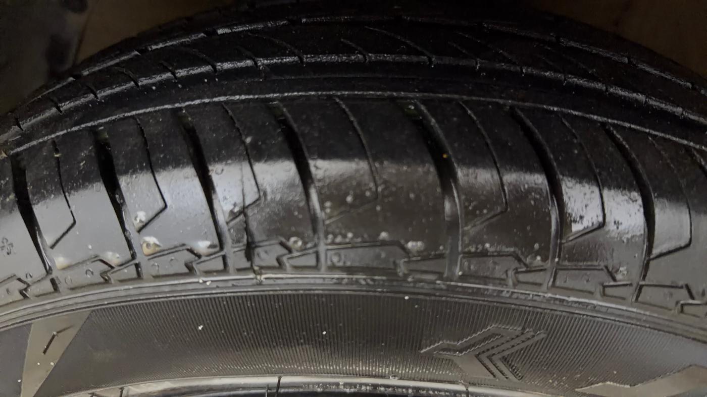 2021 Maruti Swift VXI, CNG, Manual, 62,963 km, Left Front Tyre Tread