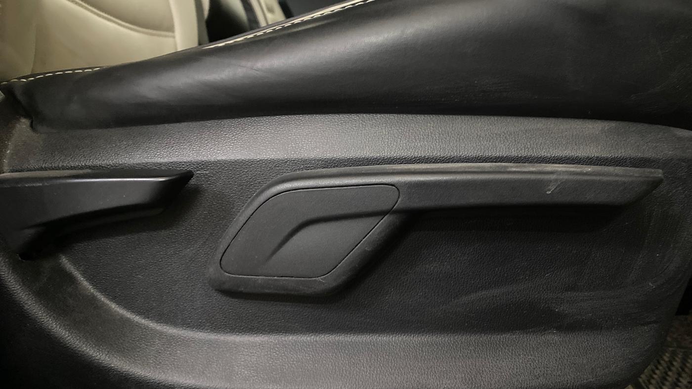 2019 Mahindra KUV 100 NXT K6+ P 6 STR, Petrol, Manual, 61,327 km, Driver Side Adjustment Panel