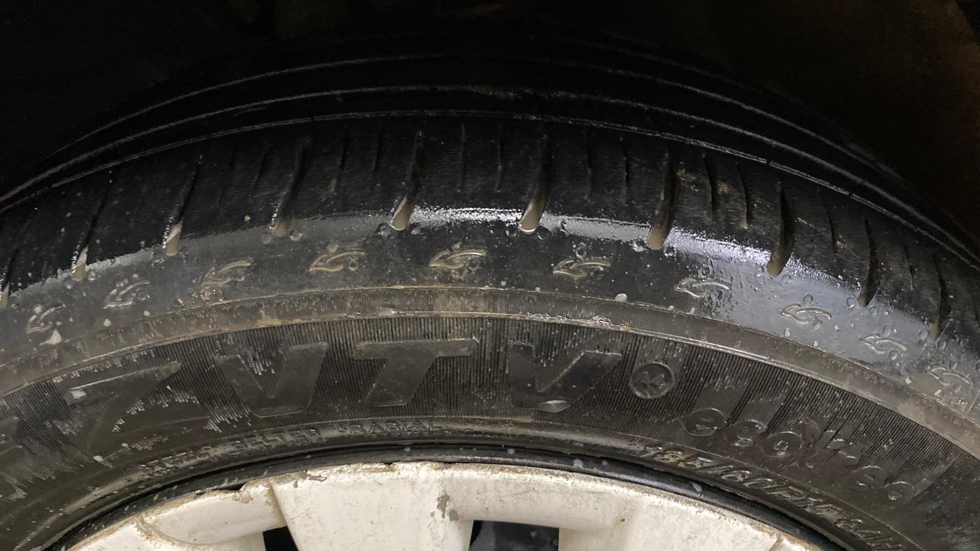 2019 Mahindra KUV 100 NXT K6+ P 6 STR, Petrol, Manual, 61,327 km, Left Front Tyre Tread