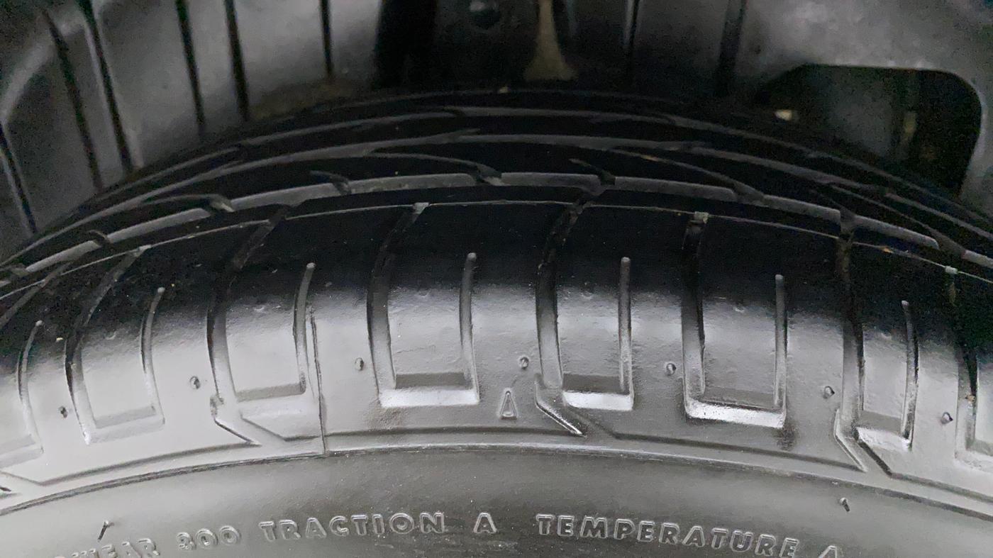 2022 Mahindra XUV300 W8 (O) 1.5 DIESEL, Diesel, Manual, 27,227 km, Right Rear Tyre Tread