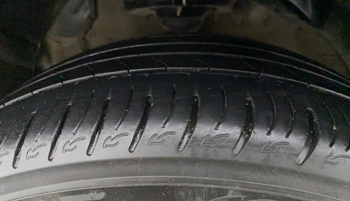 2022 Mahindra XUV300 W8 (O) 1.5 DIESEL, Diesel, Manual, 27,227 km, Left Front Tyre Tread