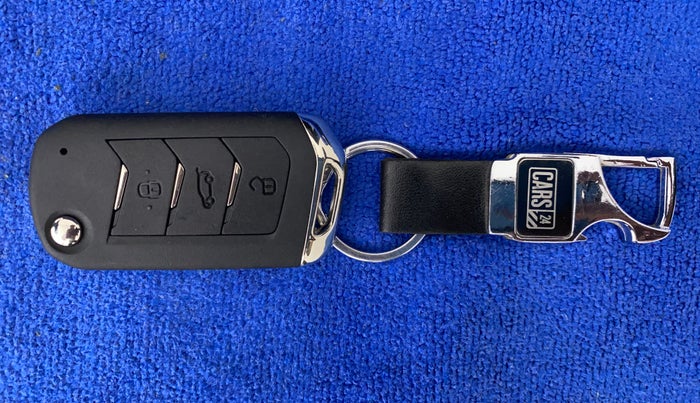 2022 Mahindra XUV300 W8 (O) 1.5 DIESEL, Diesel, Manual, 27,227 km, Key Close Up