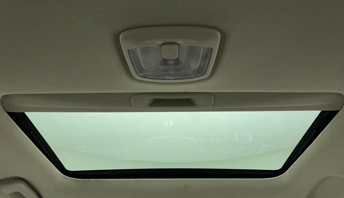2022 Mahindra XUV300 W8 (O) 1.5 DIESEL, Diesel, Manual, 27,227 km, Moonroof/ Sunroof