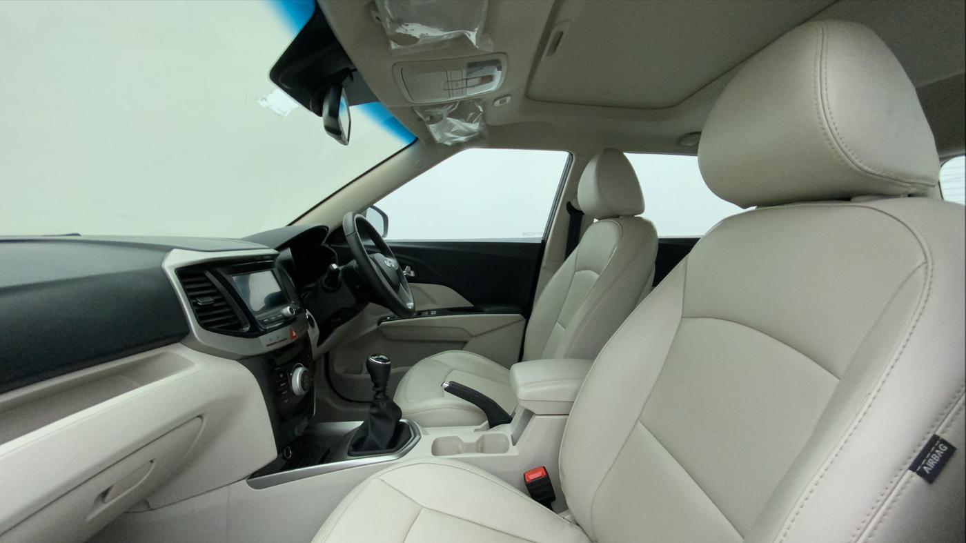 2022 Mahindra XUV300 W8 (O) 1.5 DIESEL, Diesel, Manual, 27,227 km, Right Side Front Door Cabin