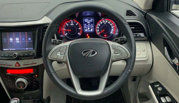 2022 Mahindra XUV300 W8 (O) 1.5 DIESEL, Diesel, Manual, 27,227 km, Steering Wheel Close Up