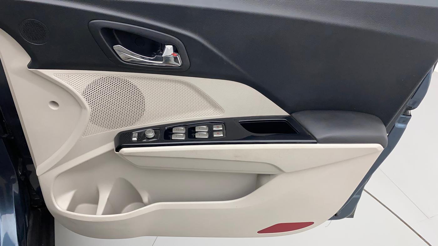 2022 Mahindra XUV300 W8 (O) 1.5 DIESEL, Diesel, Manual, 27,227 km, Driver Side Door Panels Control