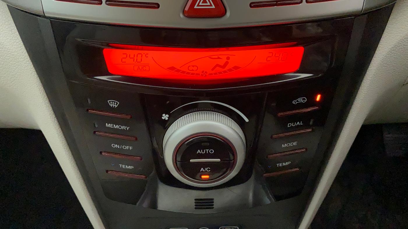 2022 Mahindra XUV300 W8 (O) 1.5 DIESEL, Diesel, Manual, 27,227 km, Automatic Climate Control