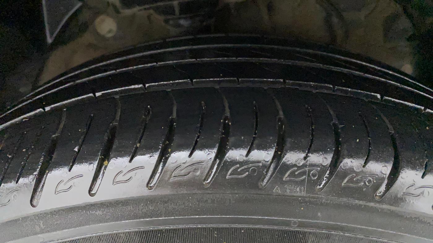 2022 Mahindra XUV300 W8 (O) 1.5 DIESEL, Diesel, Manual, 27,227 km, Right Front Tyre Tread