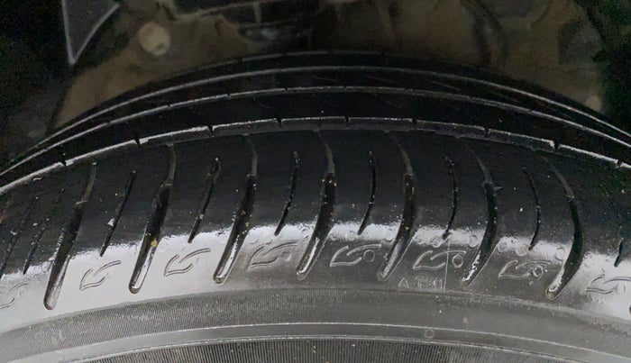 2022 Mahindra XUV300 W8 (O) 1.5 DIESEL, Diesel, Manual, 27,227 km, Right Front Tyre Tread