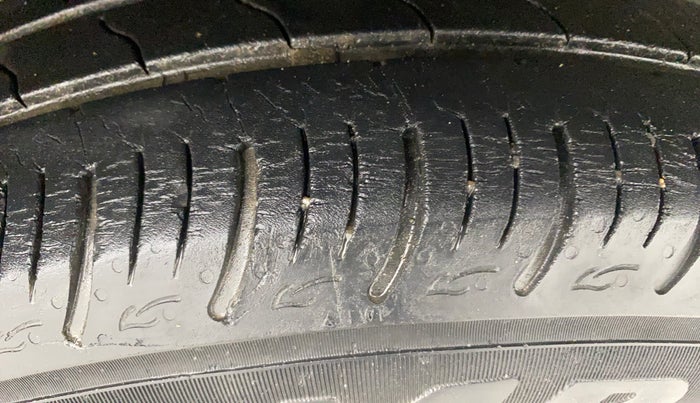 2021 Maruti Baleno DELTA PETROL 1.2, Petrol, Manual, 27,795 km, Right Front Tyre Tread