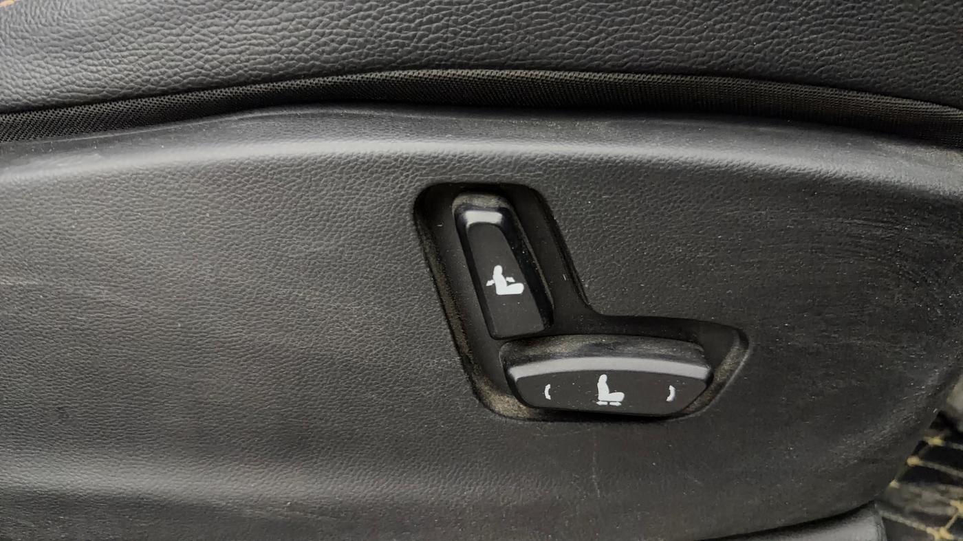 2023 MG HECTOR PLUS SHARP PRO 2.0 TURBO DIESEL 6 STR, Diesel, Manual, 1,15,403 km, Driver Side Adjustment Panel