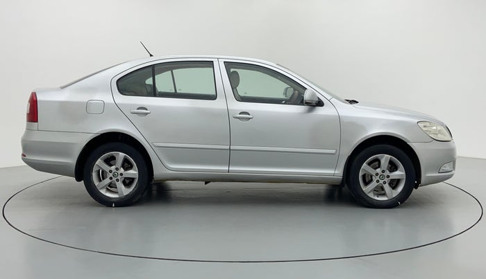2011 Skoda Laura ELEGANCE 2.0 TDI CR AT, Diesel, Automatic, 1,08,367 km, Right Side View