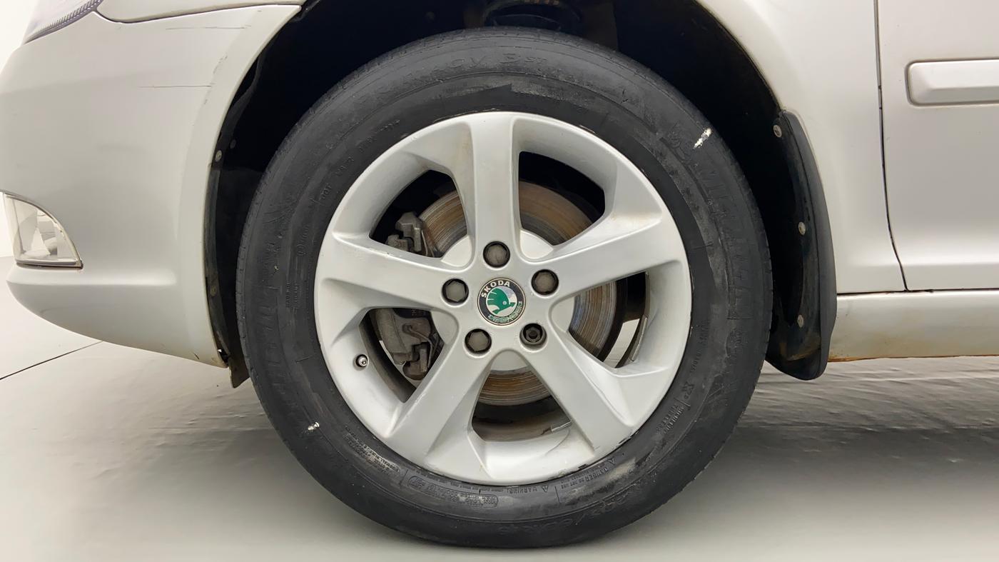 2011 Skoda Laura ELEGANCE 2.0 TDI CR AT, Diesel, Automatic, 1,08,367 km, Left Front Wheel
