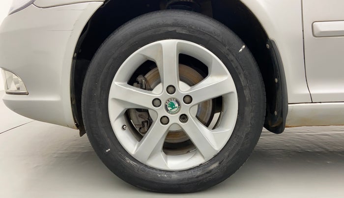 2011 Skoda Laura ELEGANCE 2.0 TDI CR AT, Diesel, Automatic, 1,08,367 km, Left Front Wheel