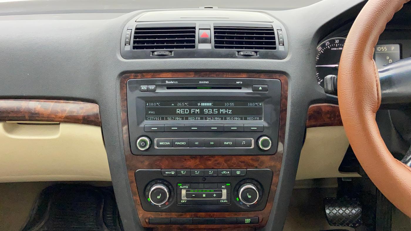 2011 Skoda Laura ELEGANCE 2.0 TDI CR AT, Diesel, Automatic, 1,08,367 km, Air Conditioner