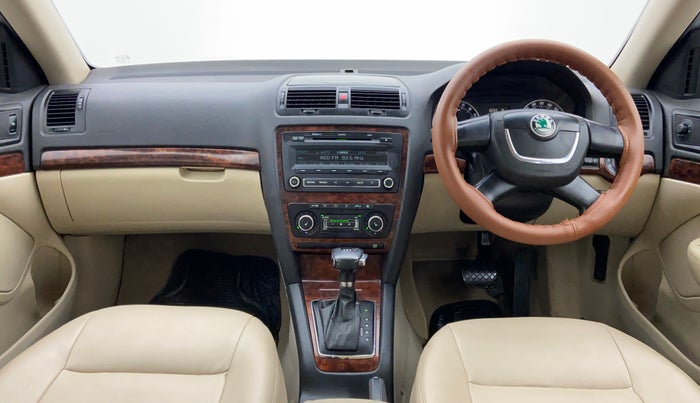 2011 Skoda Laura ELEGANCE 2.0 TDI CR AT, Diesel, Automatic, 1,08,367 km, Dashboard