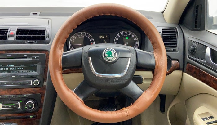 2011 Skoda Laura ELEGANCE 2.0 TDI CR AT, Diesel, Automatic, 1,08,367 km, Steering Wheel Close Up