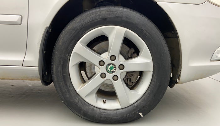 2011 Skoda Laura ELEGANCE 2.0 TDI CR AT, Diesel, Automatic, 1,08,367 km, Right Front Wheel
