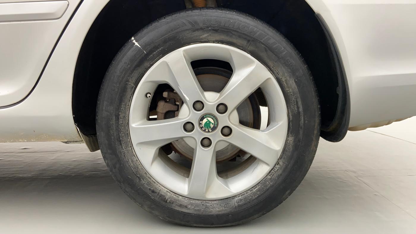 2011 Skoda Laura ELEGANCE 2.0 TDI CR AT, Diesel, Automatic, 1,08,367 km, Left Rear Wheel