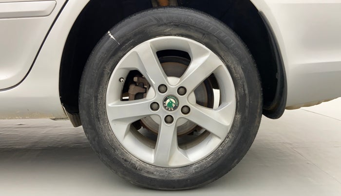 2011 Skoda Laura ELEGANCE 2.0 TDI CR AT, Diesel, Automatic, 1,08,367 km, Left Rear Wheel