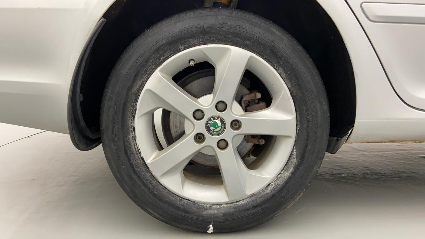 2011 Skoda Laura ELEGANCE 2.0 TDI CR AT, Diesel, Automatic, 1,08,367 km, Right Rear Wheel