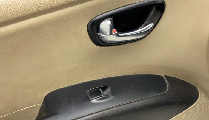 2015 Hyundai i10 SPORTZ 1.1, Petrol, Manual, 36,236 km, Left front window switch / handle - Switch/handle not functional