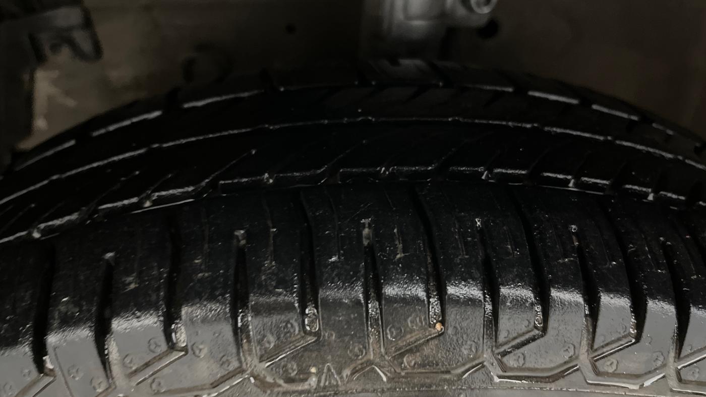 2015 Maruti Swift Dzire VXI, Petrol, Manual, 82,069 km, Left Front Tyre Tread