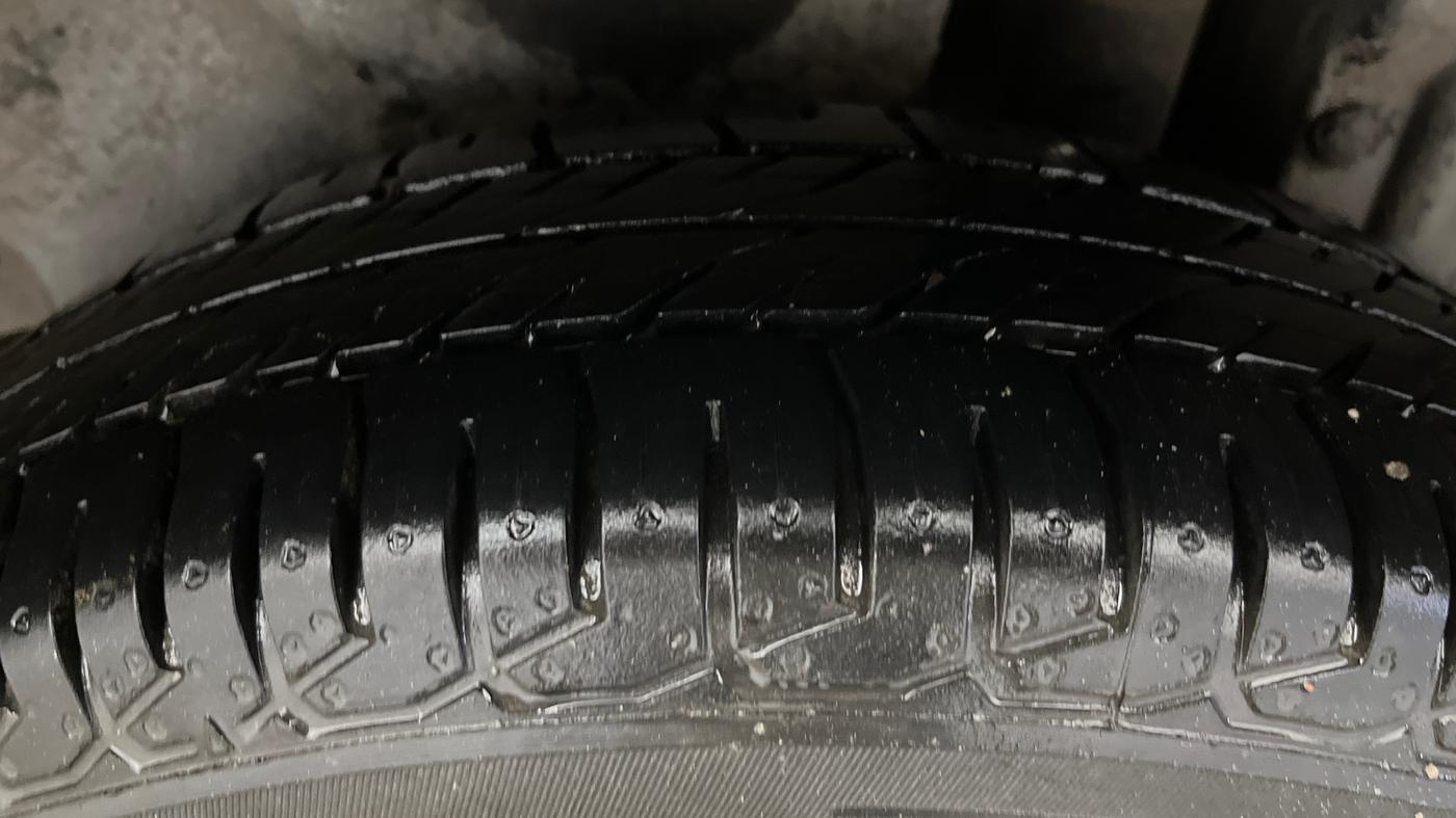 2015 Maruti Swift Dzire VXI, Petrol, Manual, 82,069 km, Left Rear Tyre Tread