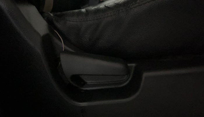 2017 Maruti Wagon R 1.0 LXI, Petrol, Manual, 63,218 km, Driver Side Adjustment Panel