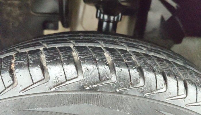2017 Renault Kwid RXT 02 Anniversary Edition, Petrol, Manual, 90,044 km, Left Front Tyre Tread