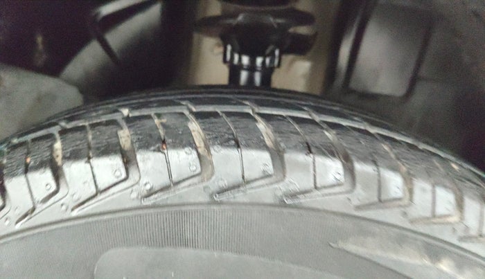 2017 Renault Kwid RXT 02 Anniversary Edition, Petrol, Manual, 90,044 km, Right Front Tyre Tread