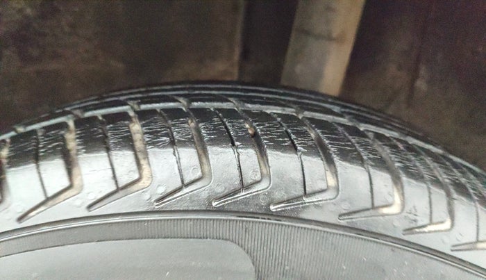 2017 Renault Kwid RXT 02 Anniversary Edition, Petrol, Manual, 90,044 km, Left Rear Tyre Tread