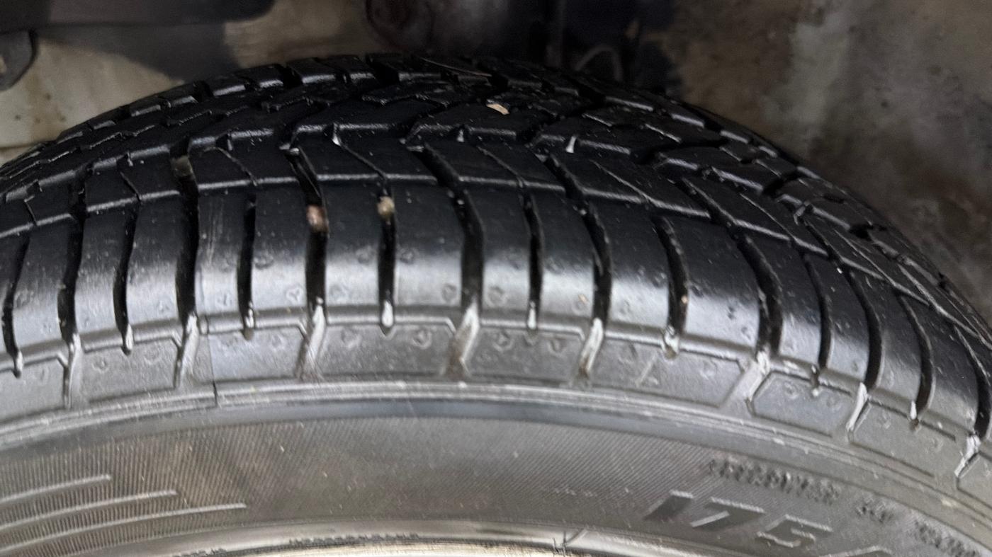2015 Honda Amaze 1.2L I-VTEC VX, Petrol, Manual, 63,930 km, Left Front Tyre Tread