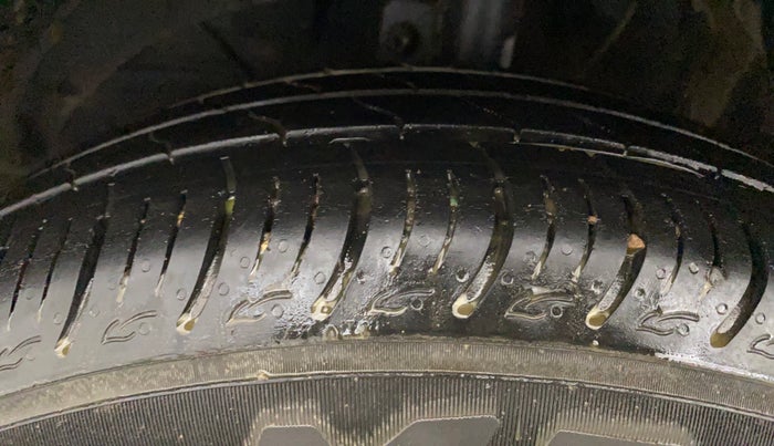 2017 Maruti Baleno DELTA PETROL 1.2, Petrol, Manual, 92,481 km, Left Front Tyre Tread